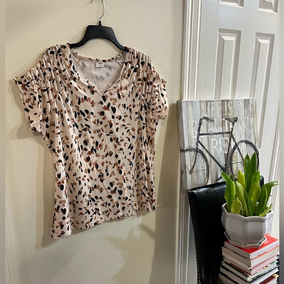 Tops - Whimsical Xieerduo Women's Abstract Artsy Short Sleeve Top with Ruching size XL